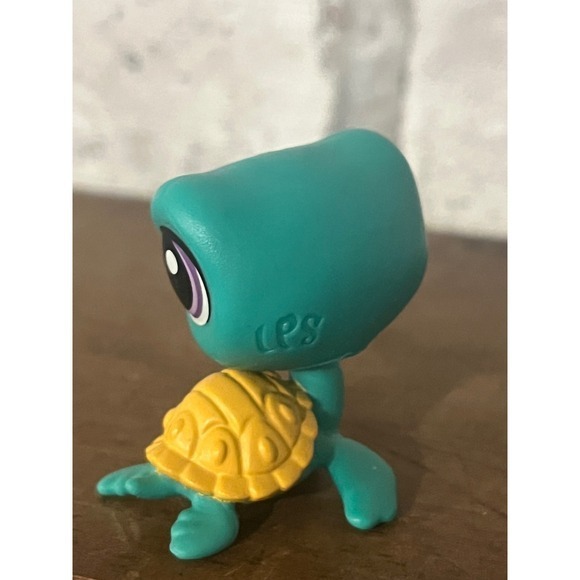 Littlest Pet Shop LPS Green Sea Turtle #60 Captain Gilturtle Purple Eyes - Picture 4 of 5
